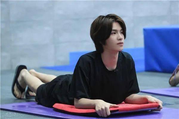 黄明昊爆料知乎新闻视频,黄明昊揭秘知乎热门新闻幕后真相  第1张